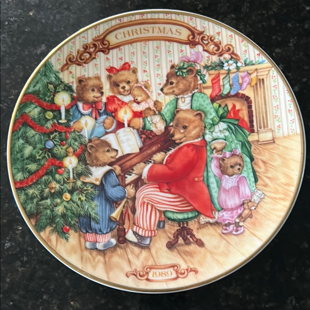Collectible Avon 1989 Together for Christmas Bear 8” Decorative Plate